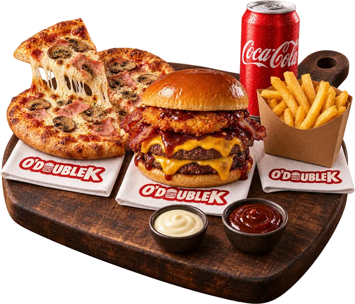 Gold Burger, pizza jambon champignons, frites et Coca sur une planche en bois, avec les serviettes O'Double K